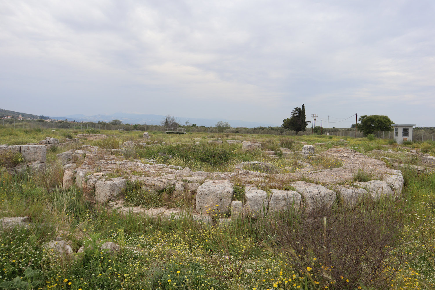 Die große „Kraneion-Basilika” - benannt nach dem früheren Olivenhain-  wurde um 510 gebaut und im 10. Jahrhundert - nach Aufgabe der Siedlung Alt-Korinth und Übersiedlung der Bewohner auf die Festung Akrokorinth - ersetzt durch eine kleinere Kirche, die nur noch als Friedhofskirche diente