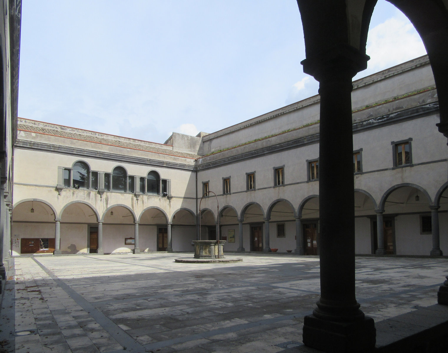 Innenhof des ehemaligen Franziskanerklosters in Randazzo, heute das Rathaus der Stadt