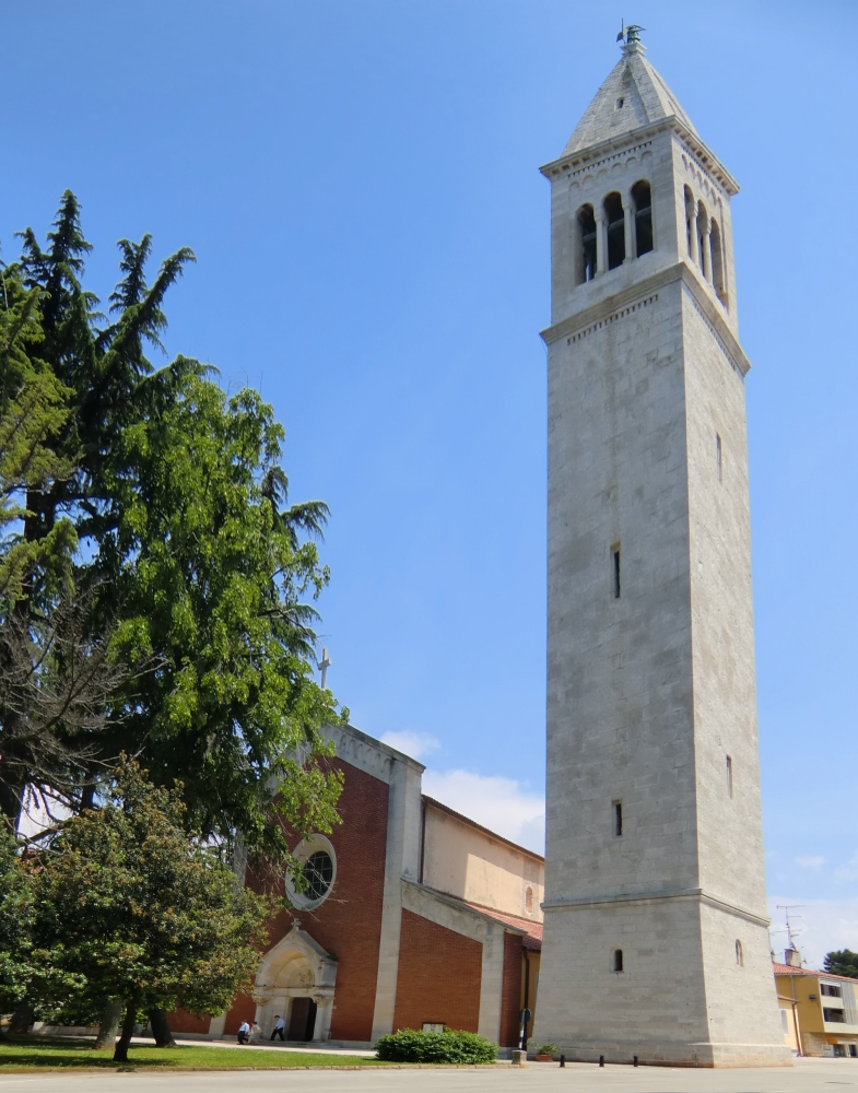 Turm von 1883 und Kirche Sv. Pelagija in Novigrad