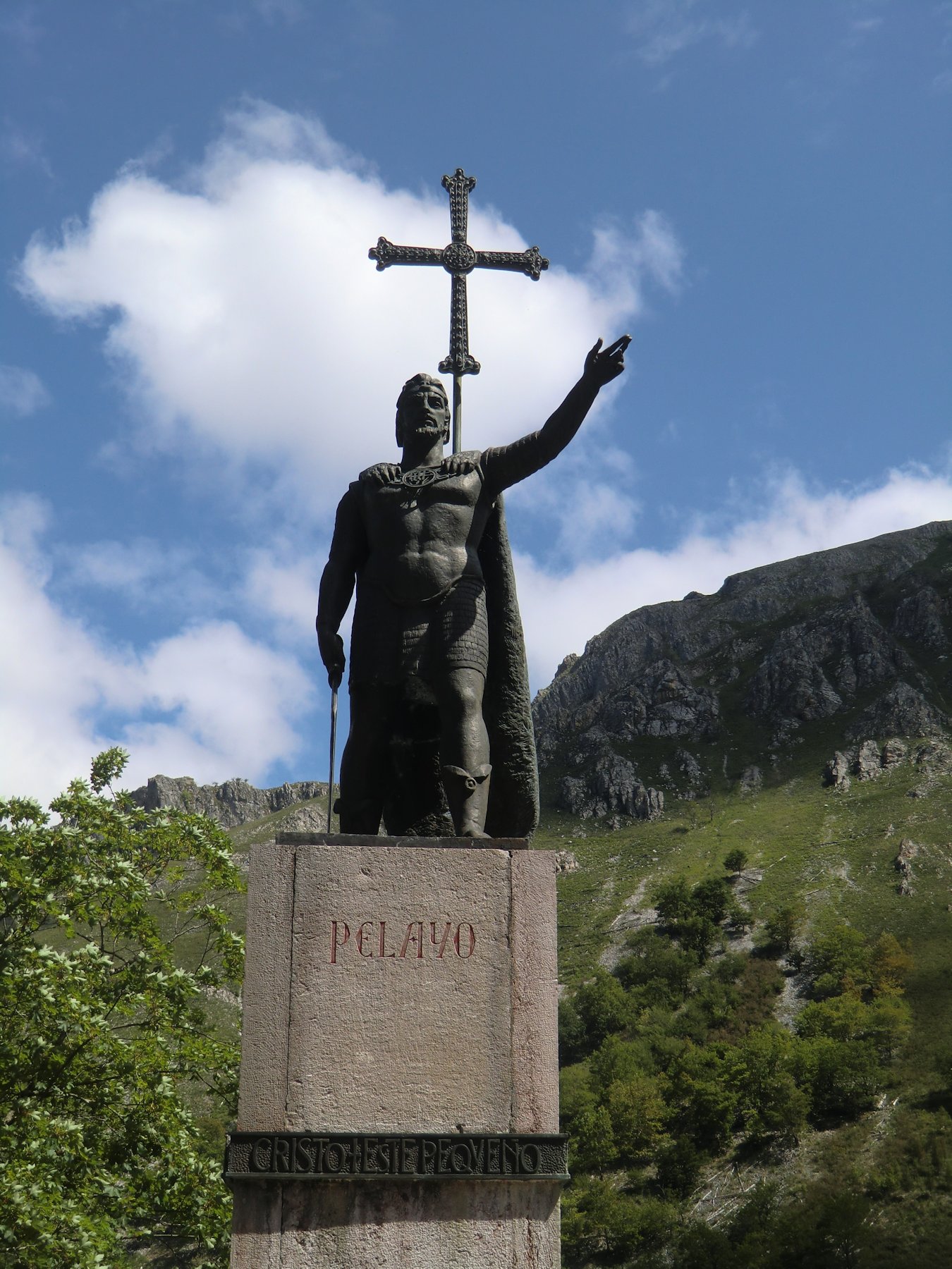 Pelagius-Denkmal vor der Basilika in Covadonga