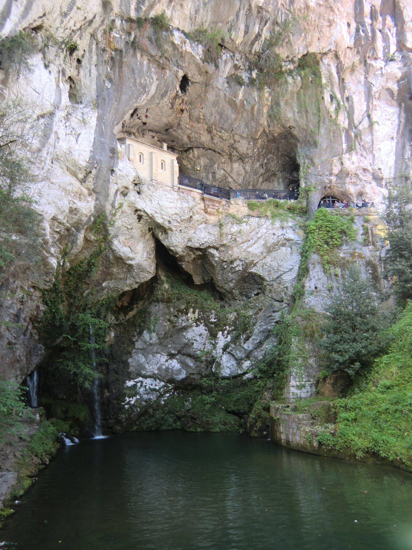 Die Höhle „Covadonga”, heute ein wichtiger Wallfahrtsort und spanisches Nationalheiligtum mit Kapelle, die 1635 erneuert und nach der Zerstörung im Spanischen Bürgerkrieg neu gebaut wurde; daneben gibt es ein Kloster und eine Basilika
