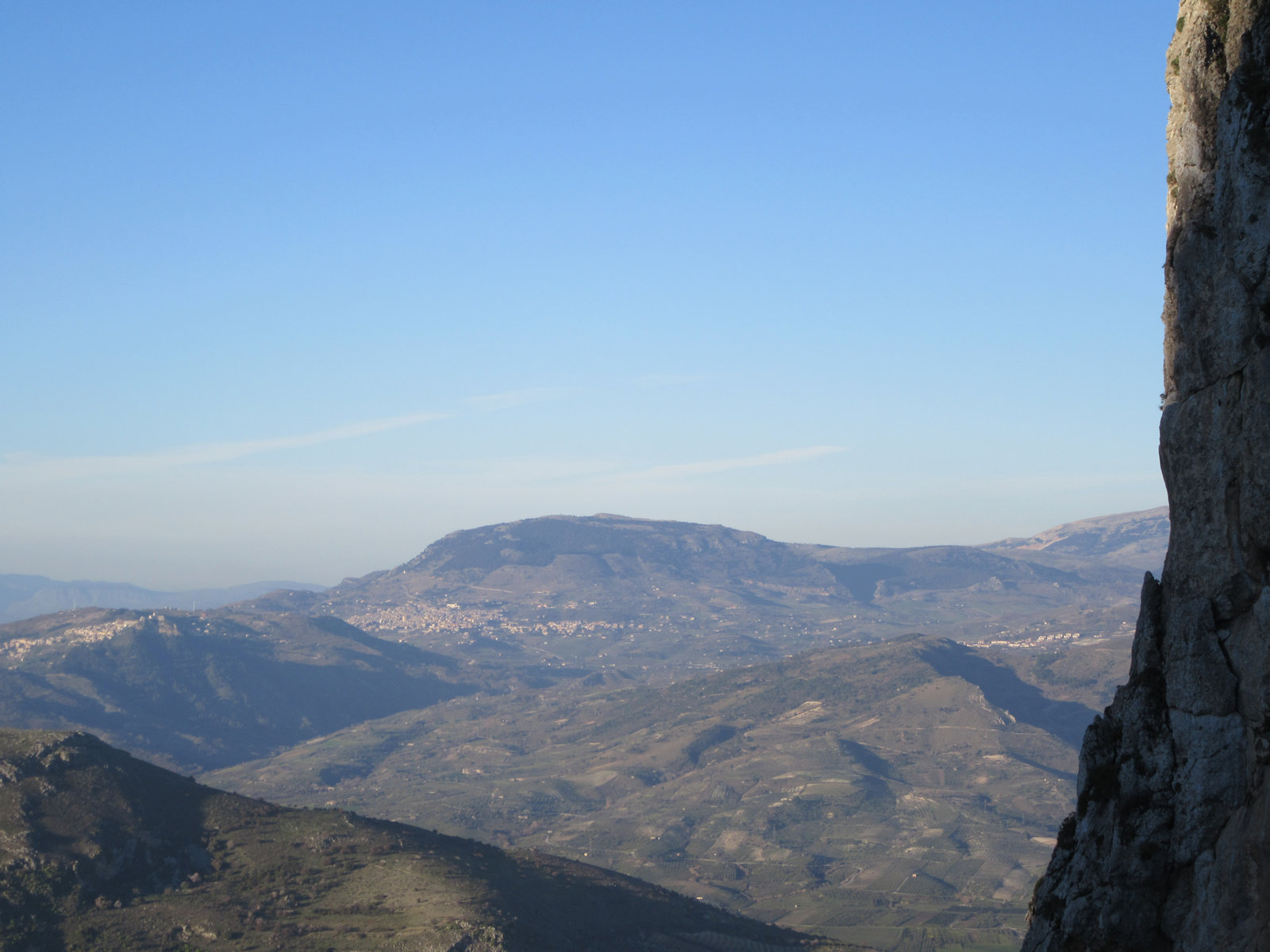 >Paradiesisch für den flugbegeisterten Daedalos: Blick vom Platz vor der Kathedrale in Caltabellota