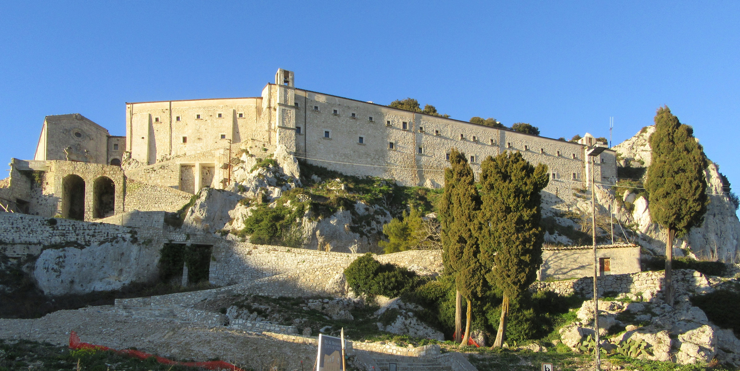 >Kloster über Peregrinus' Höhle in Caltabellota