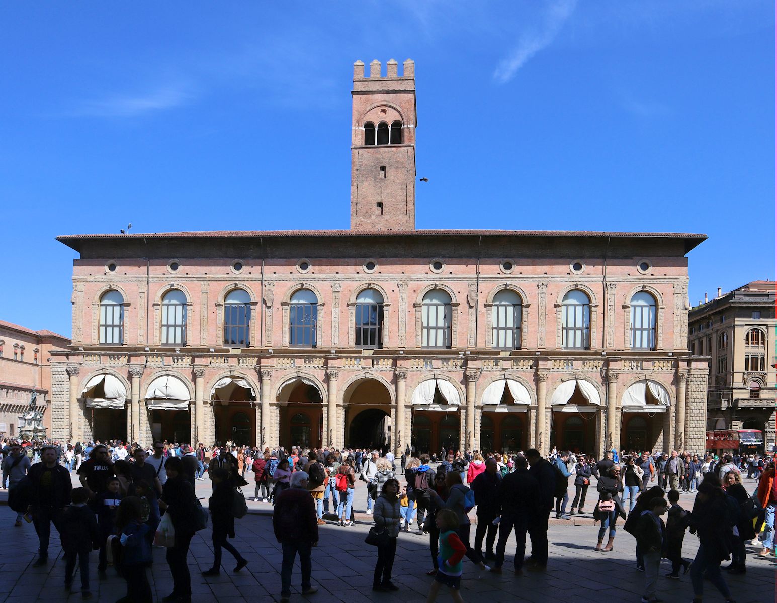 Auch heutzutage sehr belebt: die Piazza Maggiore in Bologna