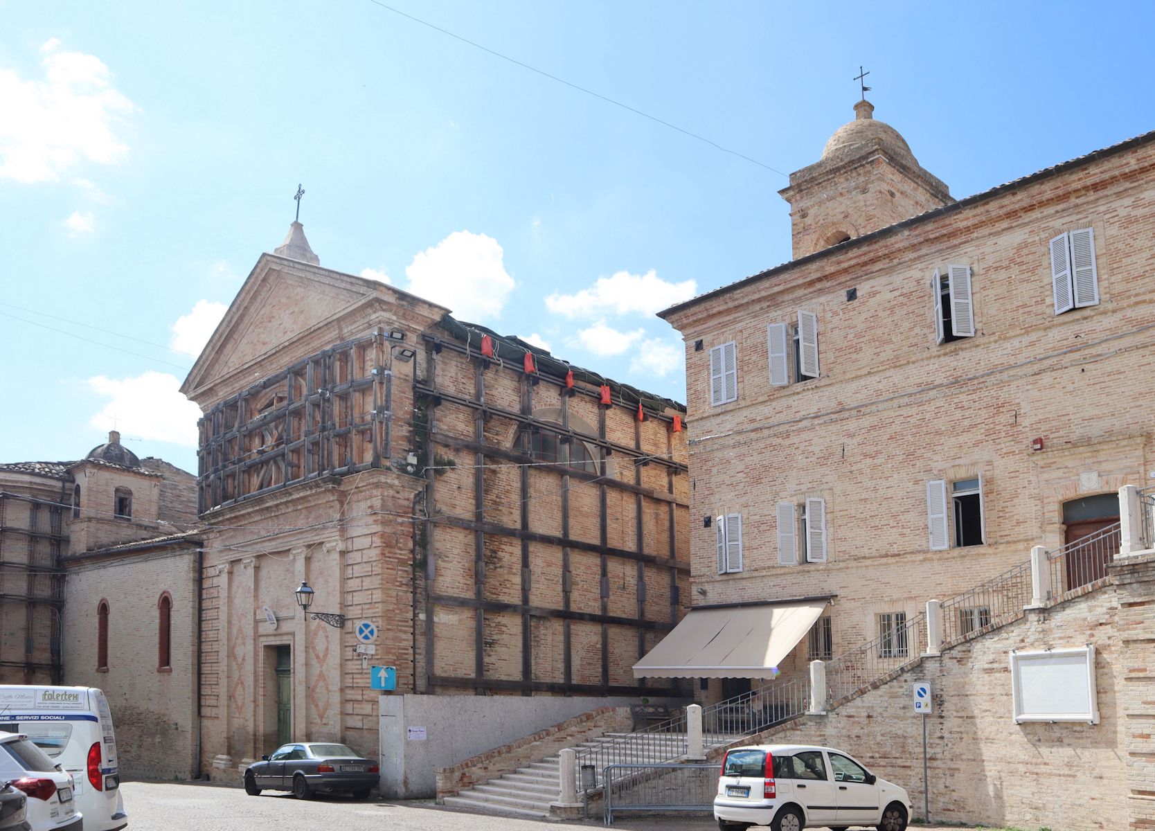Pfarrkirche und Rathaus in Falerone