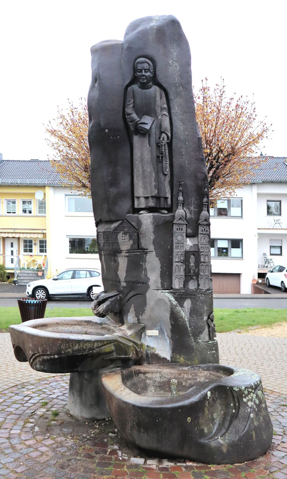 Denkmal, 1990, vor der Kirche St. Marien in Weitersburg