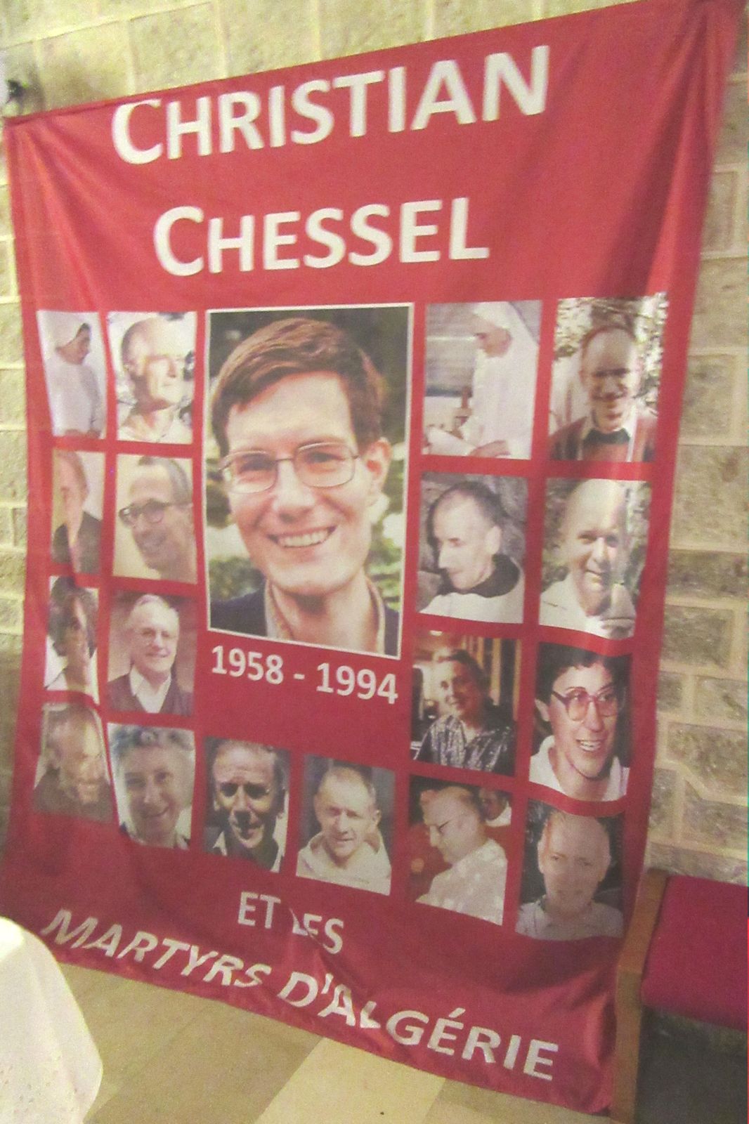 Banner zum Gedenken an Christian Chessel, in der Kathedrale in Antibes