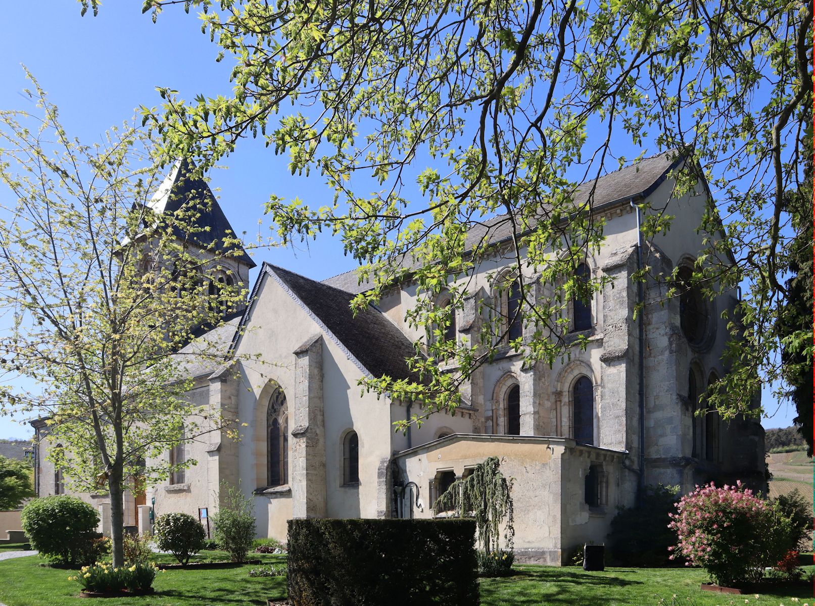 Pfarrkirche in Oger, an der zum Gedenken an Odette Prévorst ein Blumengarten eingerichtet wurde