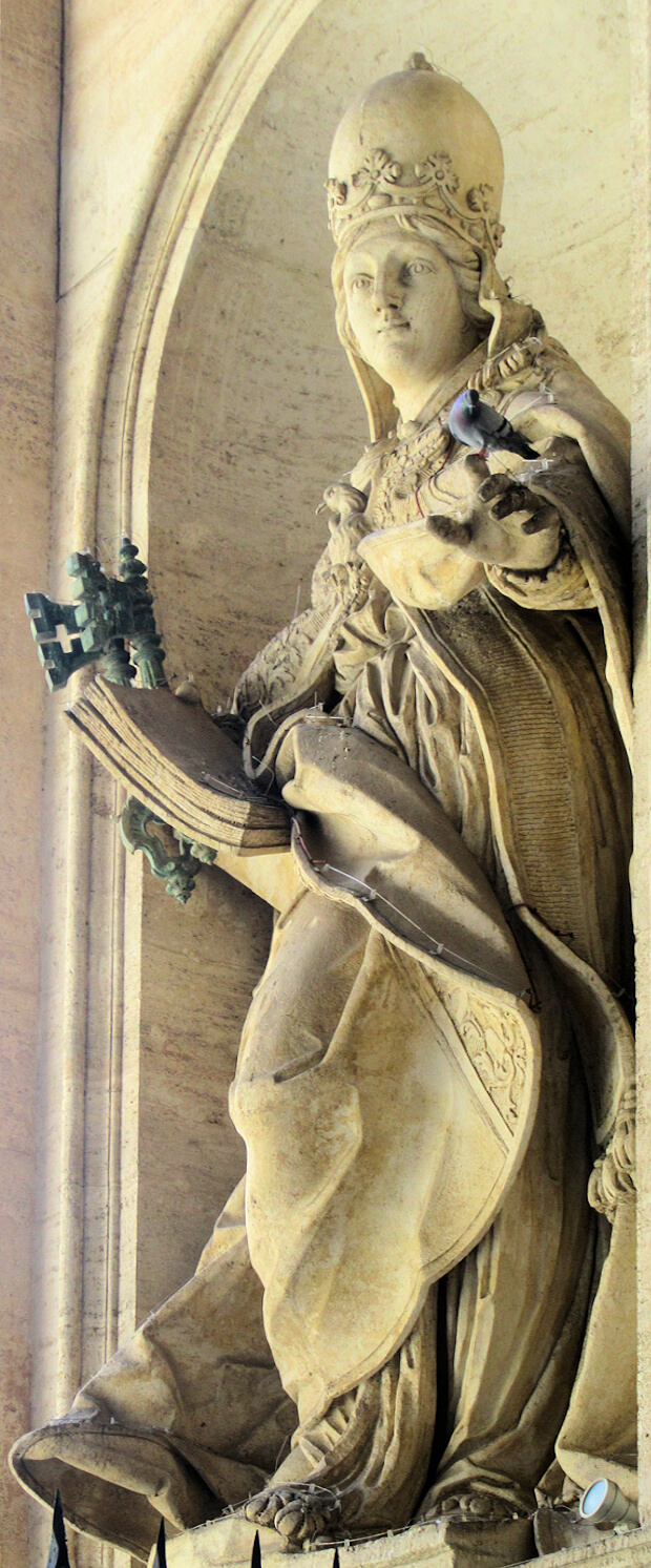 Statue am Petersdom in Rom
