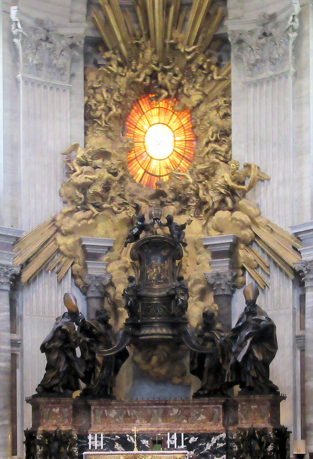 Gian Lorenzo Bernini: Die „Kathedra Petri”, getragen von Ambrosius von Mailand, Augustinus von Hippo, Athanasios von Alexandria und Johannes „Chrysostomus”, 1657 - 66, in der Apsis der Peterskirche in Rom