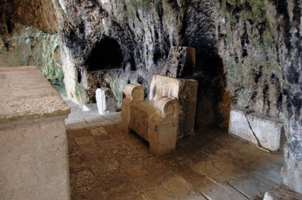 „Thron” in der Petrusgrotte in Antakya