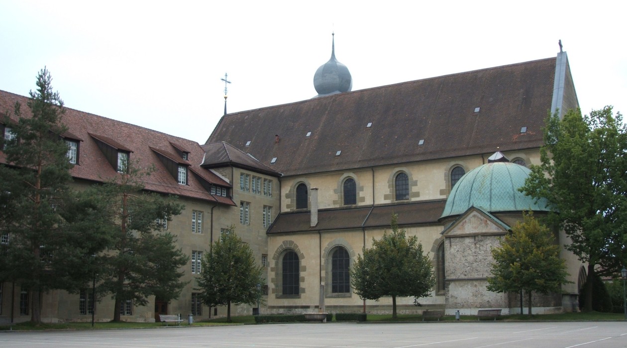 Petrus' Grabkapelle (rechts) an der Jesuitenkirche St. Michael in in Fribourg