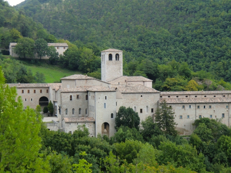 Das Einsiedlerkloster Fonte Avellana, gegründet 979, erlebte seine Blüte durch Petrus Damiani