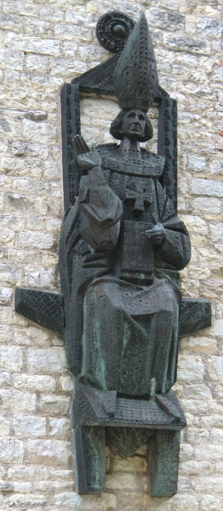 Bronzestatue am Kloster Fonte Avellana