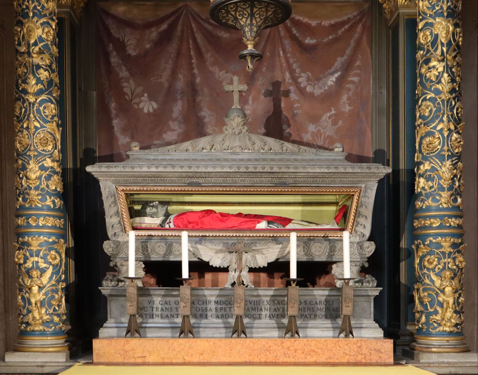 Liegefigur in der Kathedrale in Faënza