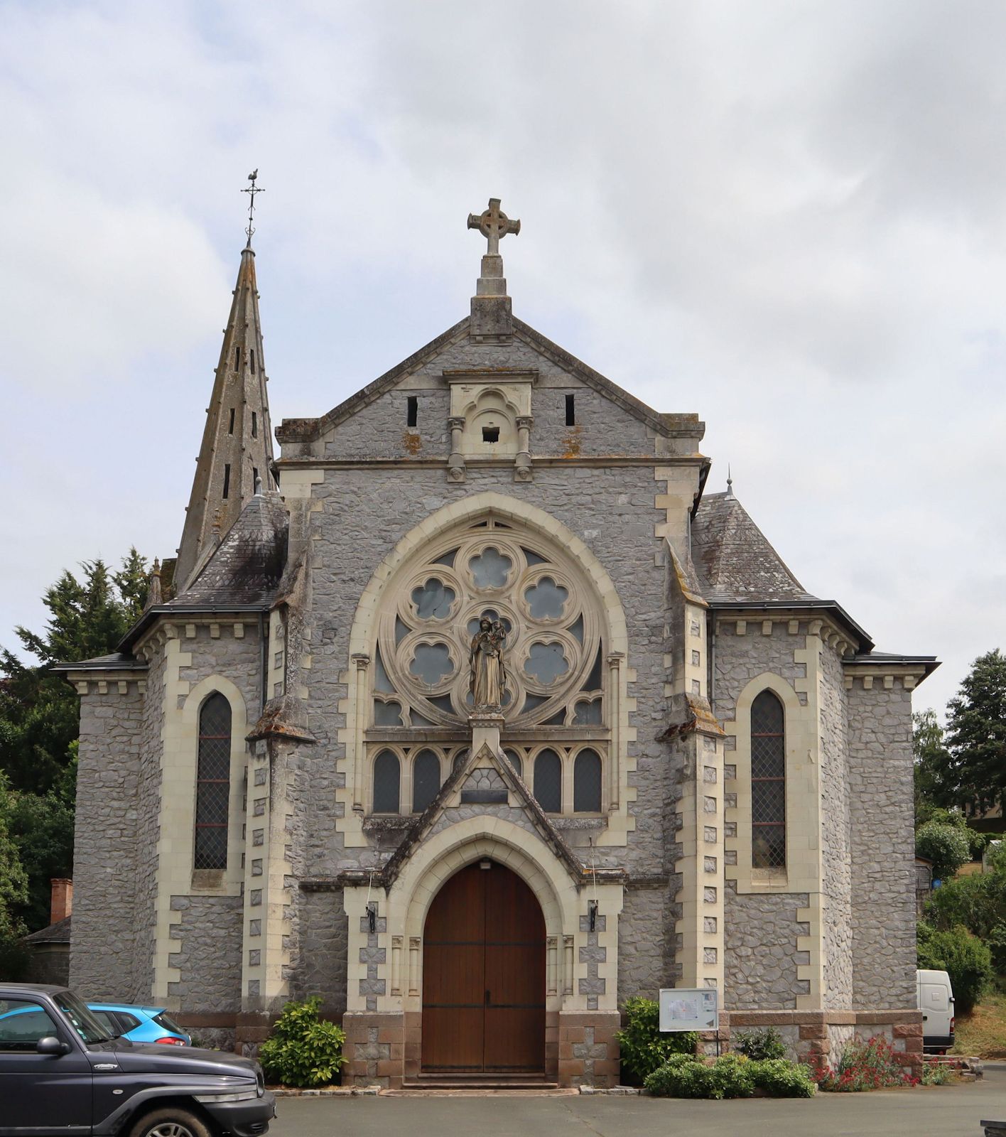 Pfarrkirche in Chaudefonds-sur-Layon mit Gedenktafel für Petrus Frémond und drei aus dem Ort stammende Märtyrerinnen, Gefährtinnen von Wilhelm Répin, im Inneren