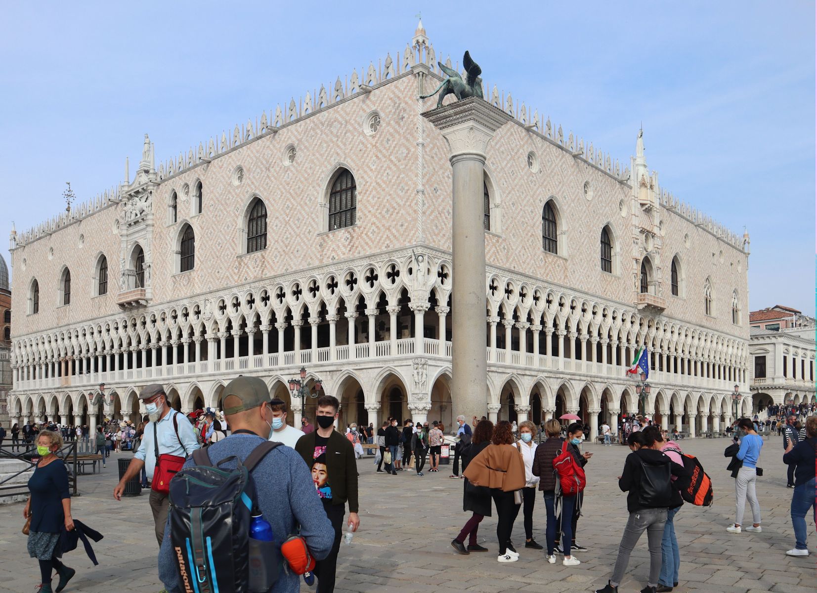 Dogenpalast in Venedig, im Vordergrund die im 12. Jahrhundert in Tyrus - dem heutigen Sur - im Libanon geraubte Säule, gekrönt von dem aus Persien stammenden geflügelten Löwen