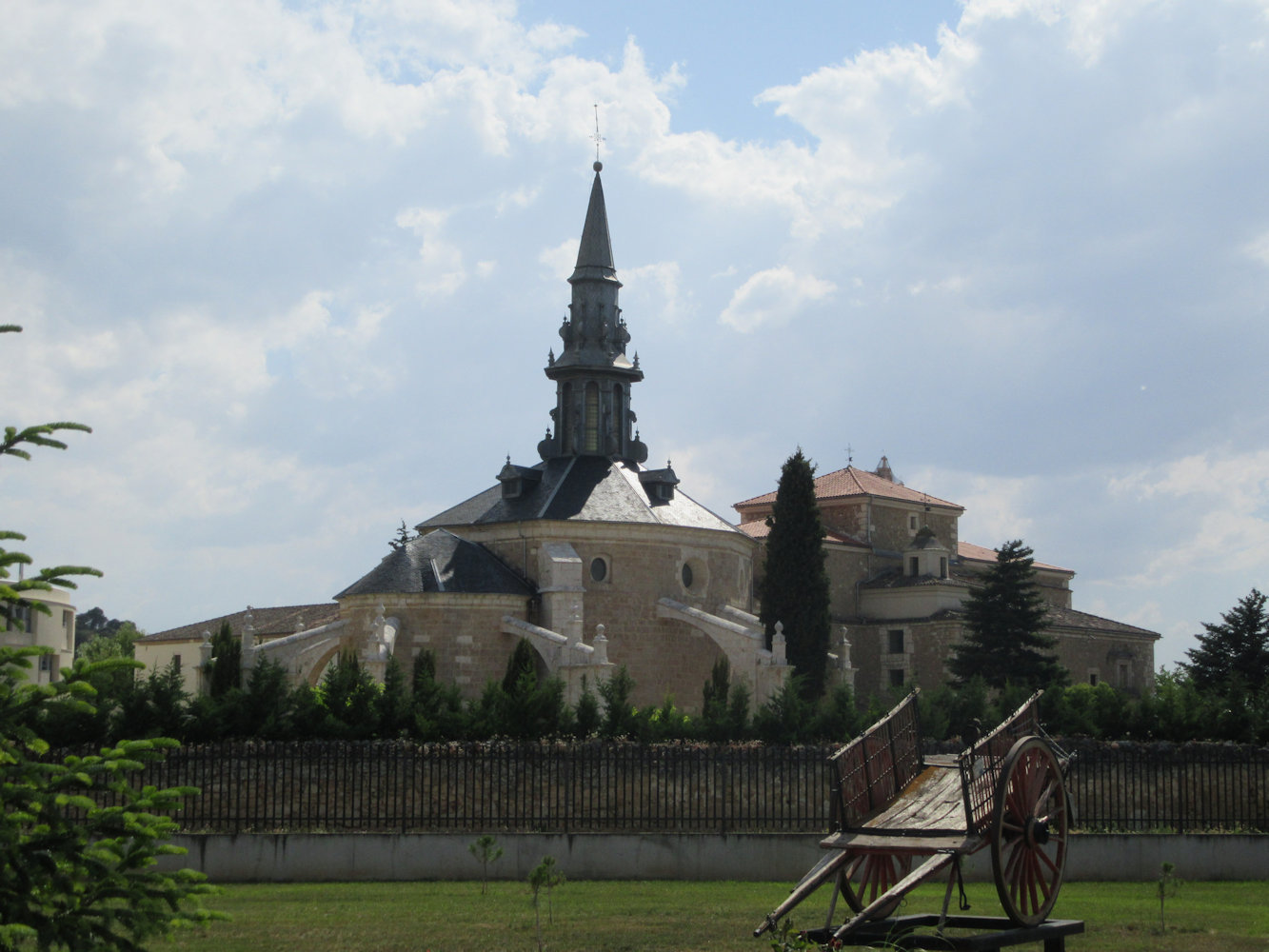 Petrus' Grabkapelle, dahinter das Kloster und die
1706 neu gebaute Kirche in La Aguilera