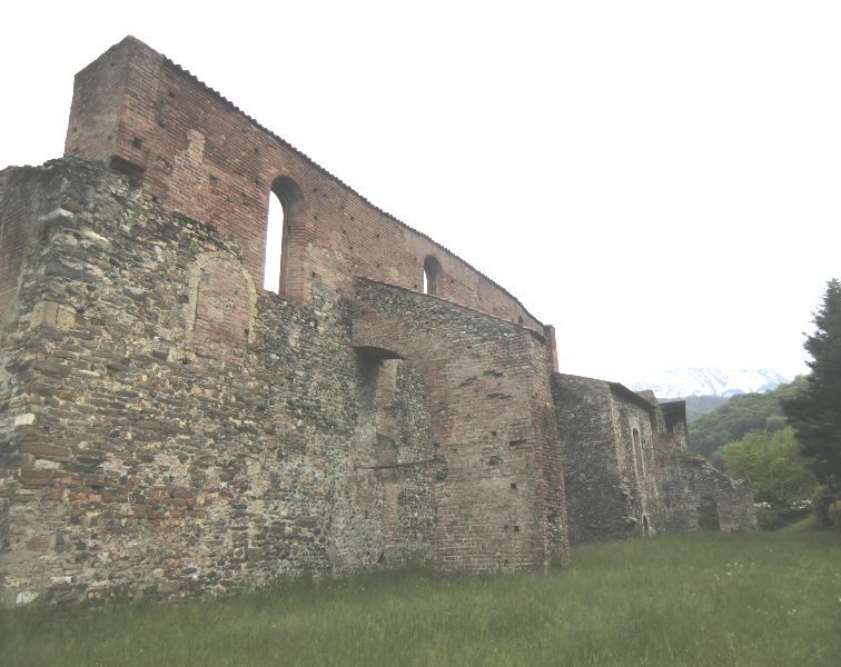 Reste der Kirche des 1027 gegründeten Priorats Domène; die Kirche wurde 1058 geweiht, das Kloster in der Französischen Revolution aufgegeben