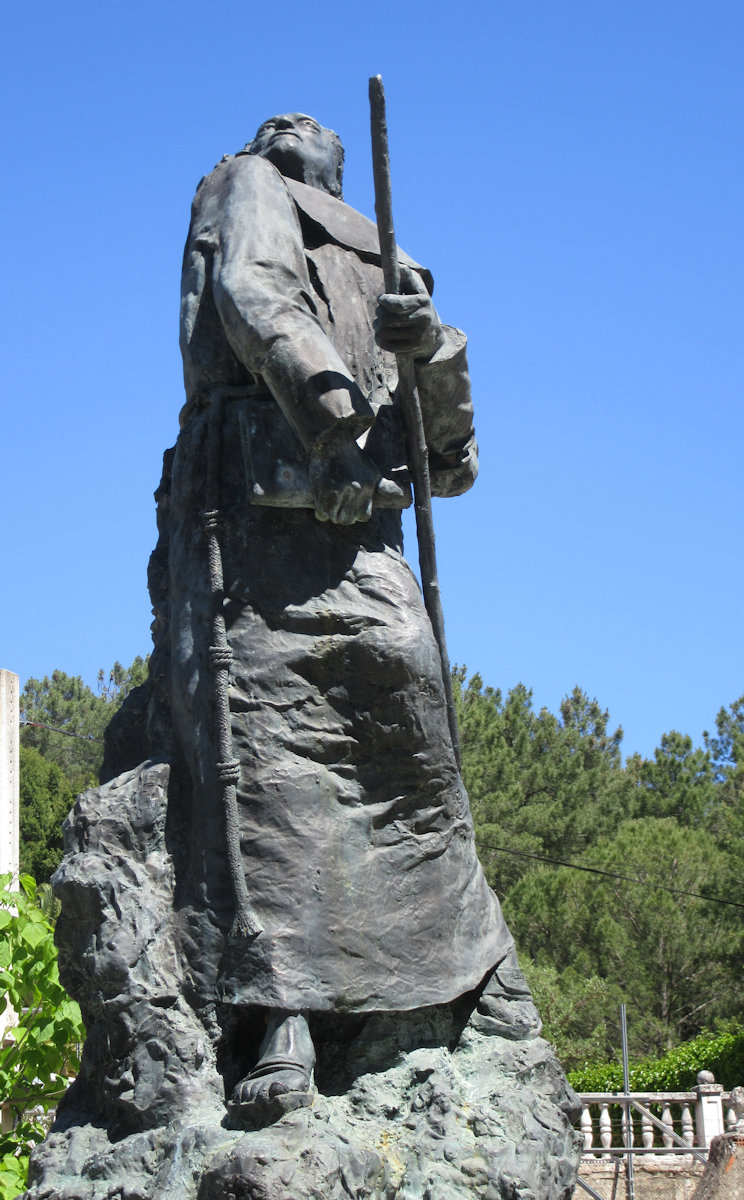 Manuel Aznar Sanchez: Denkmal in Arenas de San Pedro am Weg zum Petrus geweihten Kloster