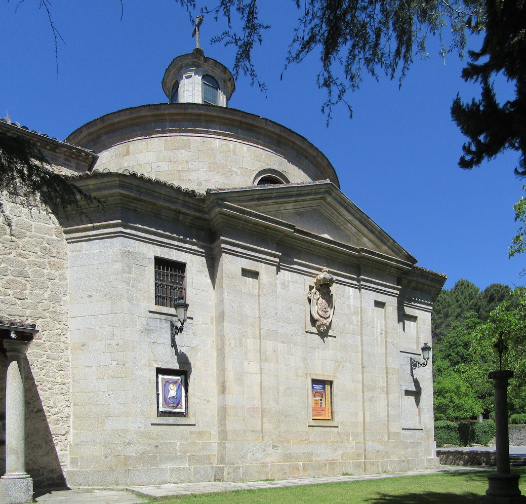 die große, an die kleine Kirche angebauten Grabkapelle
