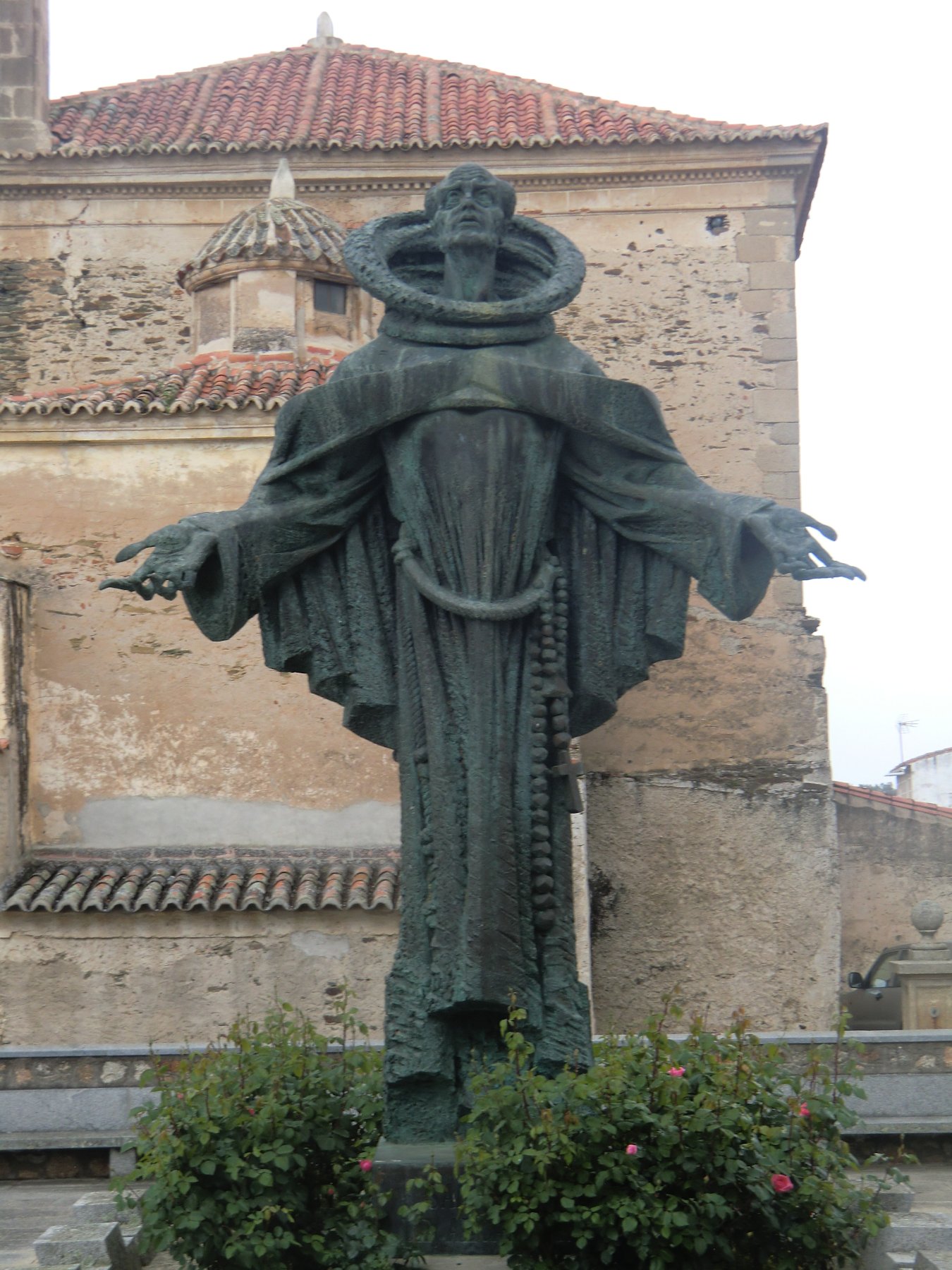 Navarro Gabaldón: Statue hinter der Petrus geweihten Kirche in Alcántara