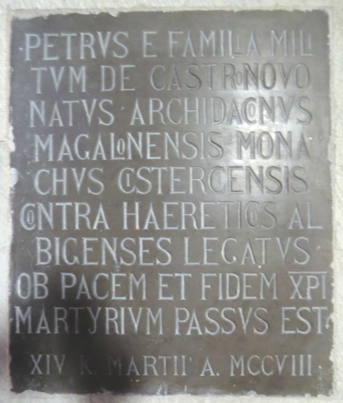 Gedenktafel: „Petrus, aus einer Soldatenfamilie in Castelnau geboren, Archidiakon in Maguelone, Zisterziensermönch, Gesandter gegen die Härektiker der Albigenser erlitt für den Frieden und den Glauben an Jesus Christus das Martyrium am 14. Januar 1208”, in der Kirche in Castelnau-le-Lez