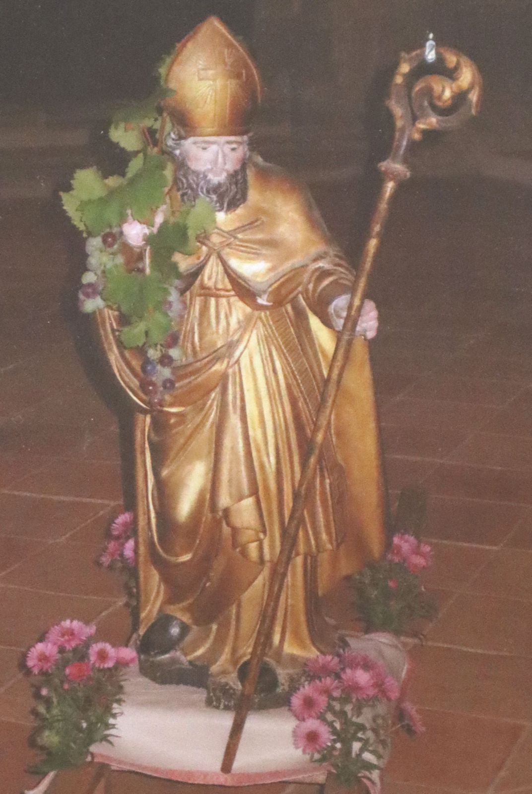 Medaillon an Petrus' Grab in der Kirche des ehemaligen Klosters in Pébrac