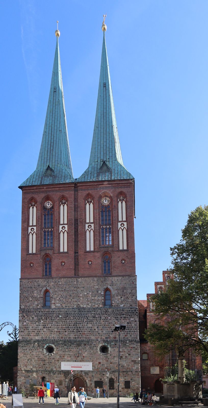 Nikolaikirche, älteste Kirche Berlins, im Grundbestand von um 1230, 1945 durch Bomben zerstört, 1981 bis 1987 „auf Beschluss des Ministerrates der DDR” wieder aufgebaut