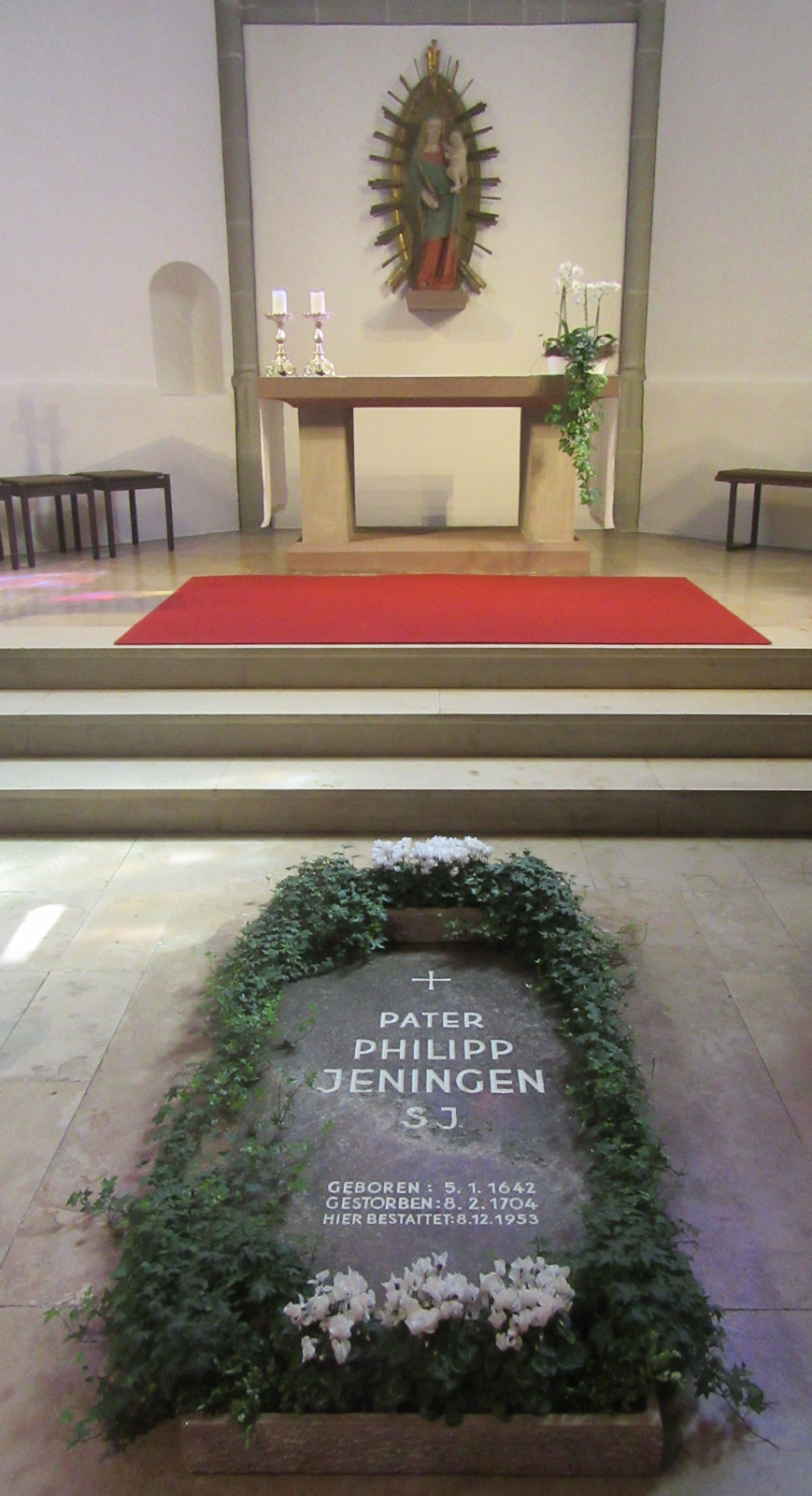 Philipp Jeningens Grab in der Marienkapelle des Kreuzgangs der Vituskirche in Ellwangen