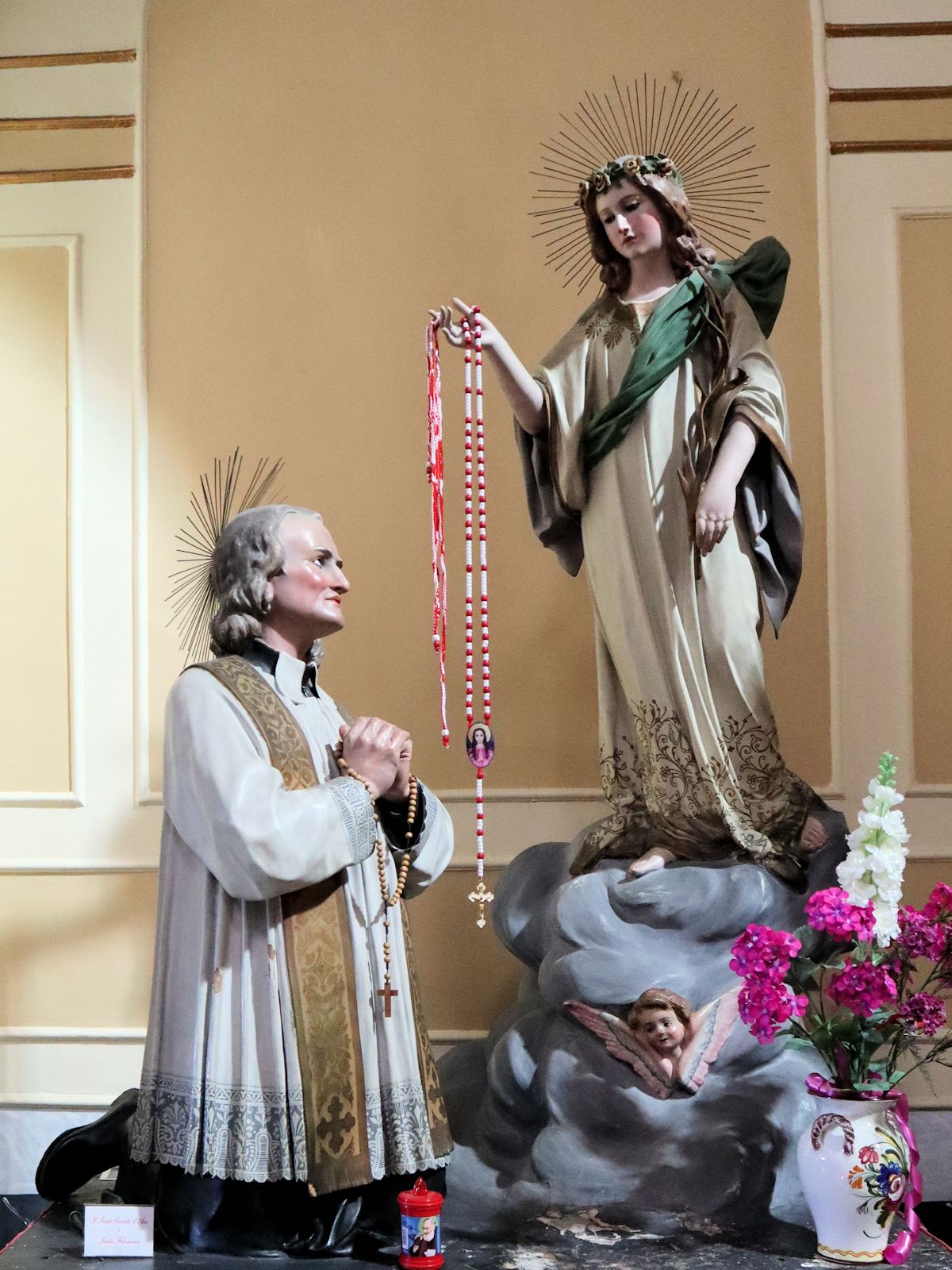 Statuen: Johannes-Maria Baptist Vianney als Verehrer von Philomena, im Sanktuarium Santa Filomena in Mugnano del Cardinale