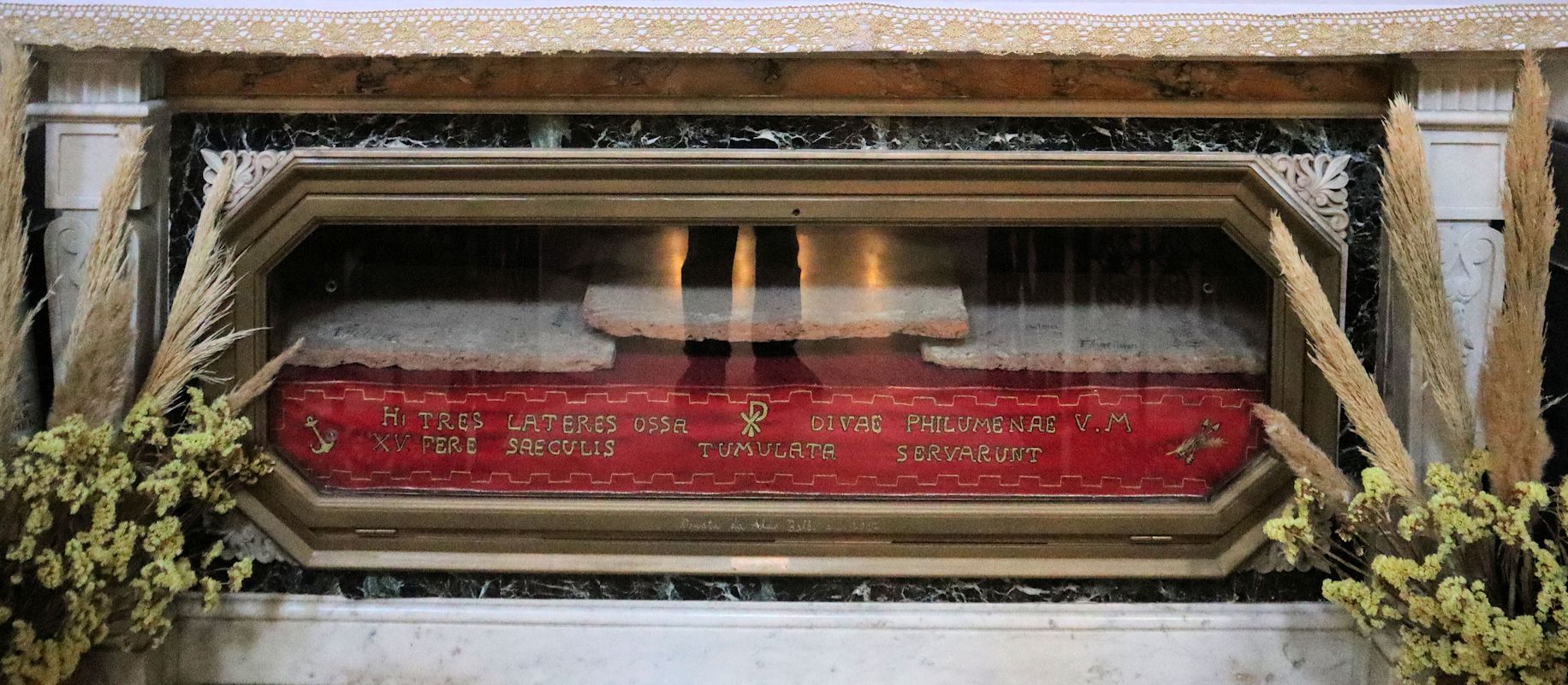Die dreiteilige Grabplatte im Sanktuarium Santa Filomena in Mugnano del Cardinale