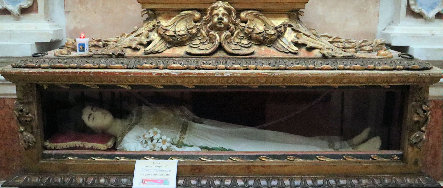 Liegefigur in der Kirche San Lorenzo in Doliolo in San Severino Marche