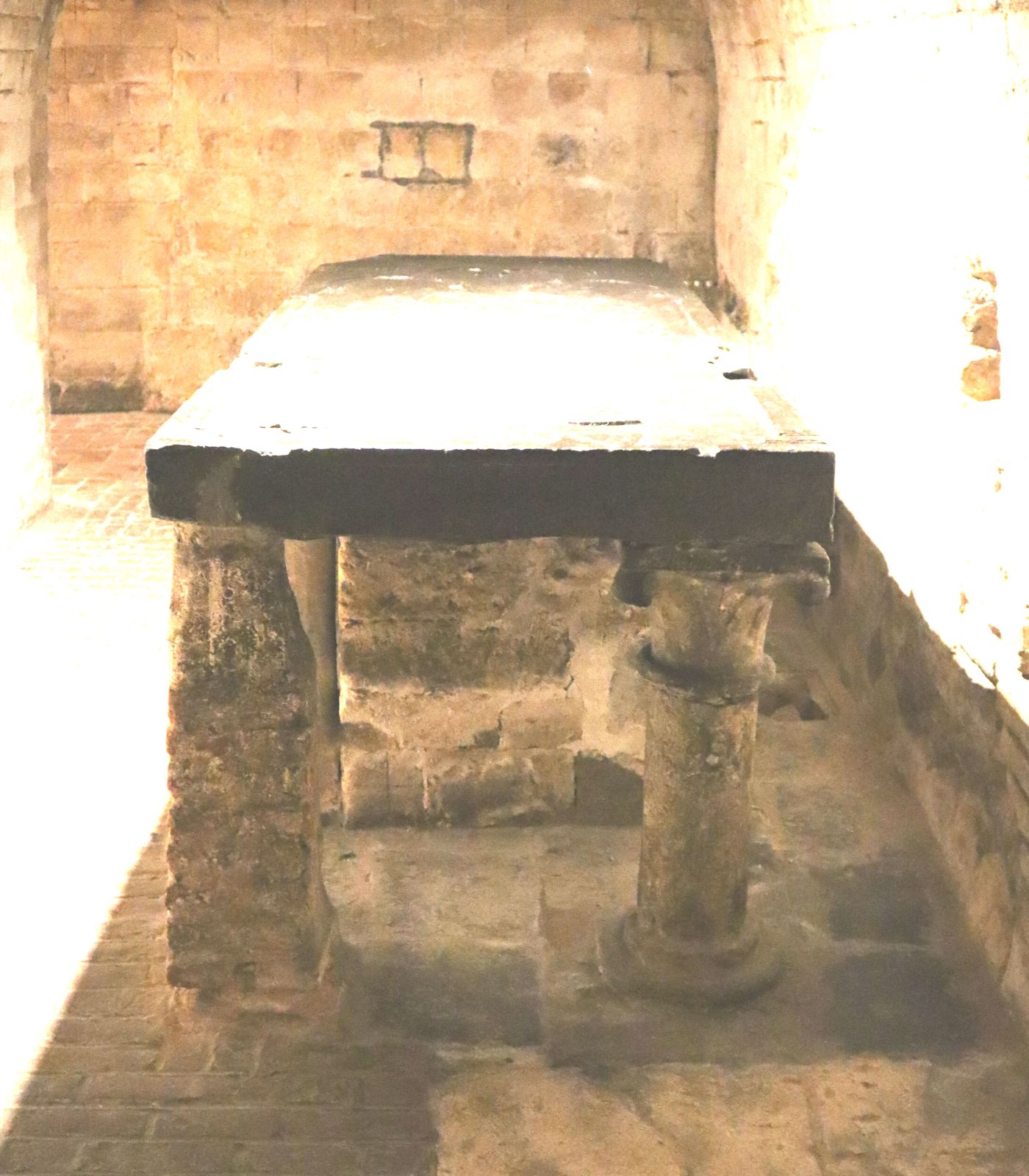 Piatus' antikes Grab mit Grabplatte aus dem 13. Jahrhundert, in der Krypta der Stiftskirche in Seclin