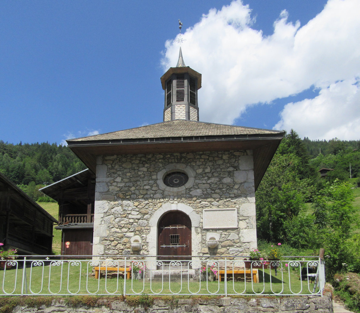 Petrus Faber geweihte Kapelle in Le Villaret an der Stelle des baufällig gewordenen Hauses der Familie Favre, erbaut 1607, nach der Verwüstung in der Französischen Revolution 1823 bis 1826 erneuert, 1982 restauriert