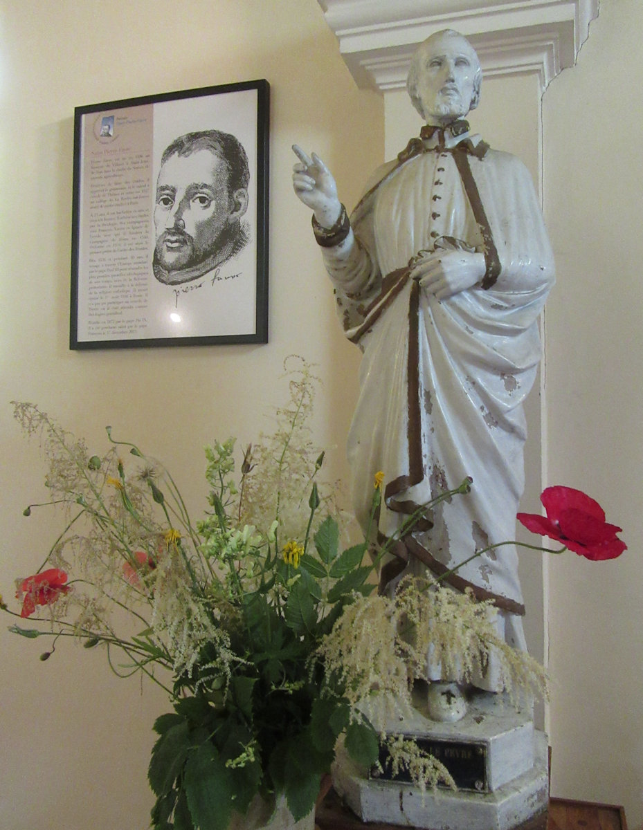 Statue und Bild in der Petrus Faber geweihten Kapelle in Le Villaret