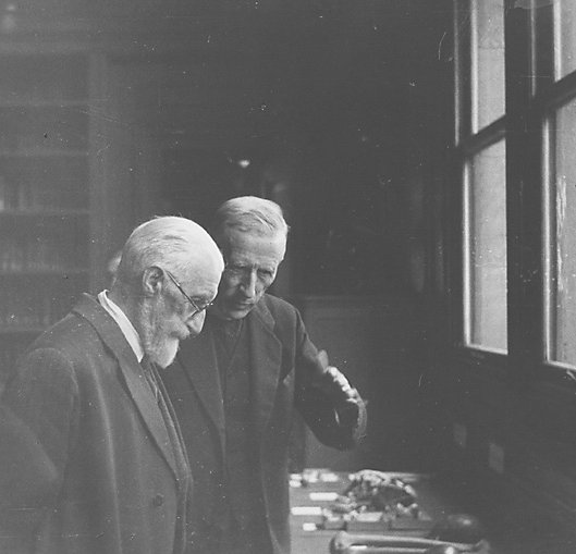 Teilhard (rechts) im Colloque de Paléontologie, 1947