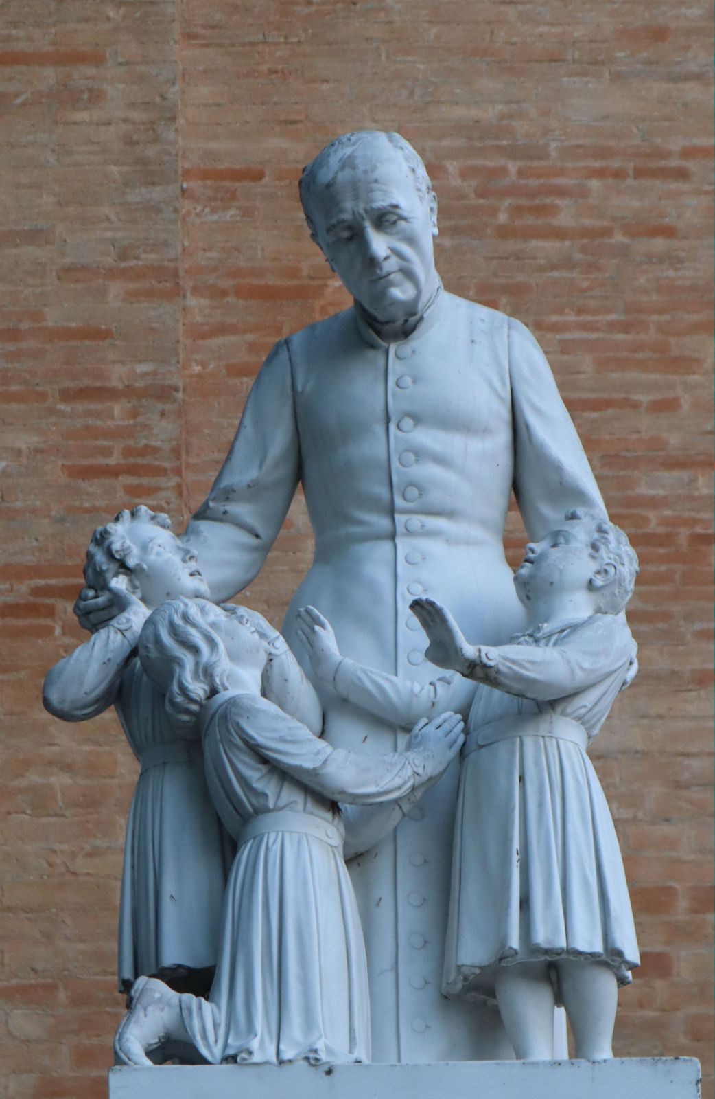 Statue vor der Pfarrkirche in Cannaiola di Trevi