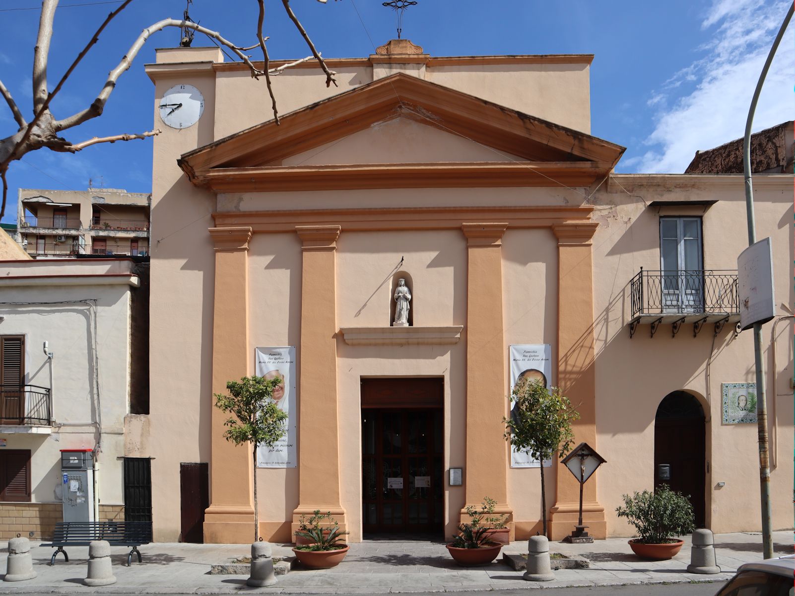 Kirche San Gaetano, an der Fassade Bilder von Papst Franziskus und „Pino” Puglisi