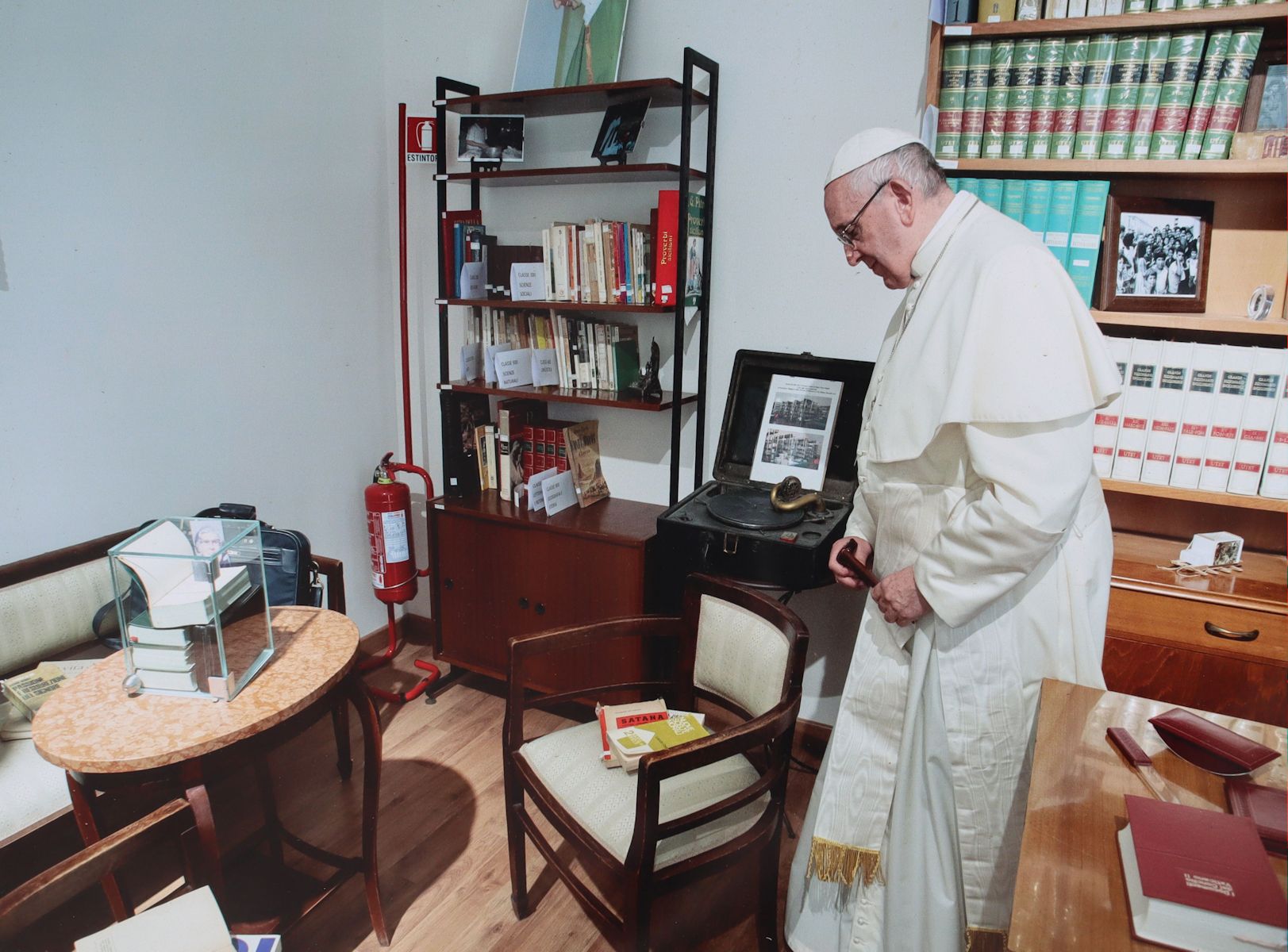 Foto vom Besuch von Papst Franziskus am 25. Todestag, dem 15. September 2018, in „Pino<” Puglisis Wohnung, ausgestellt vor dem Wohnhaus
