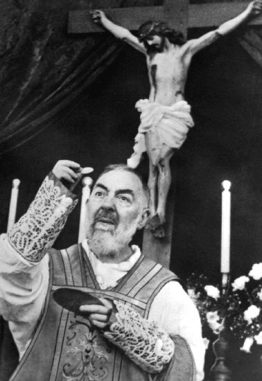 Padre Pio hält eine Messe, 1964