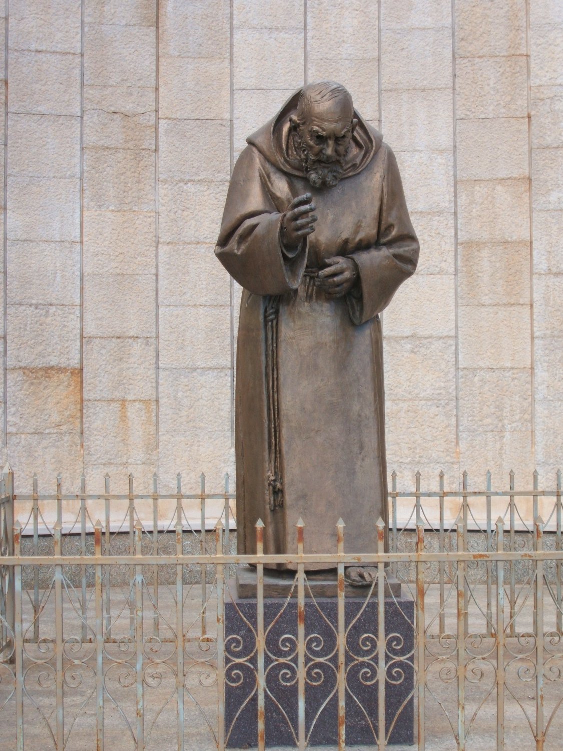 Statue im Pilgerzentrum neben dem alten Krankenhaus