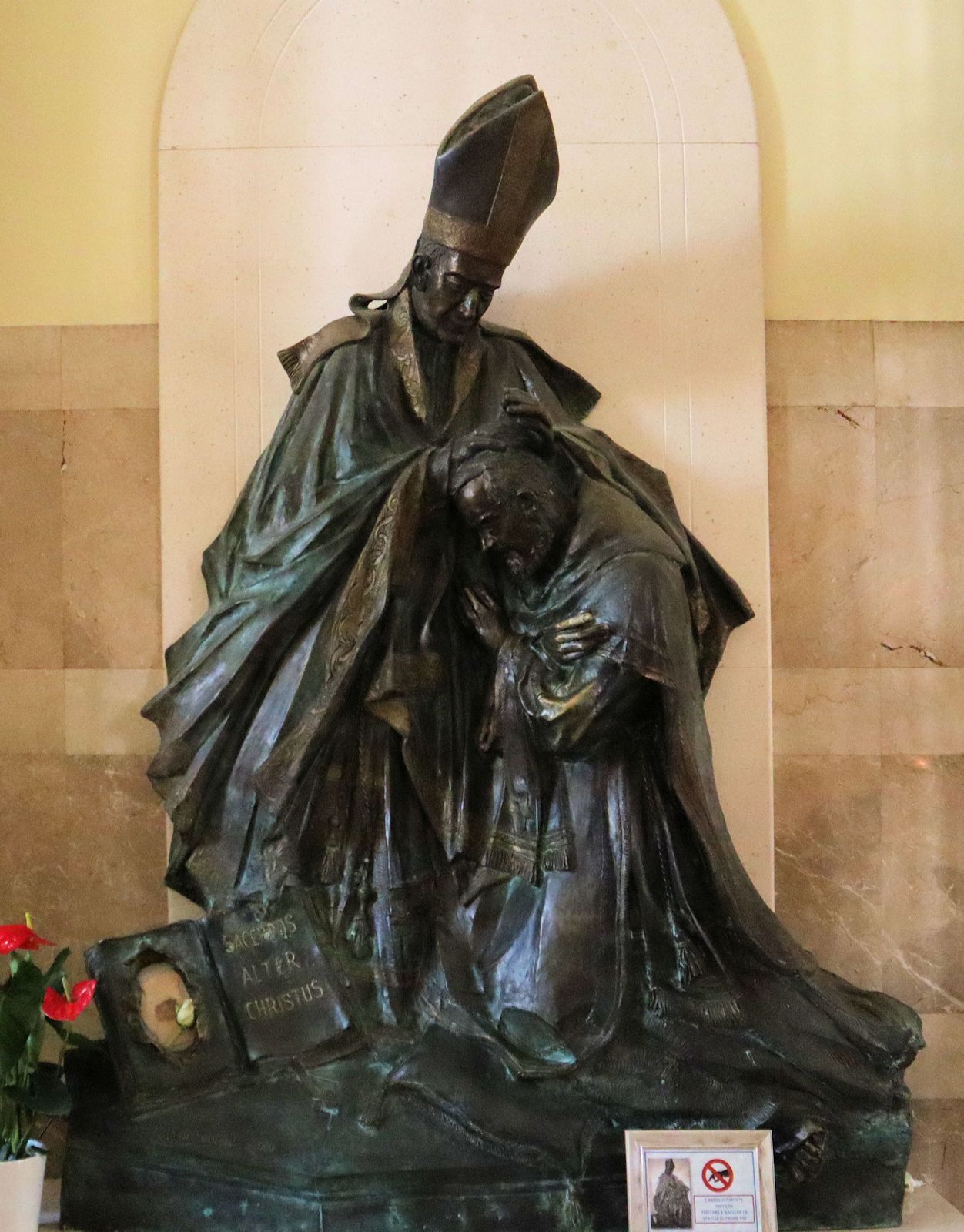 Statue: Francesco Forgione wird zum Priester geweiht, in der Kathedrale in Benevent