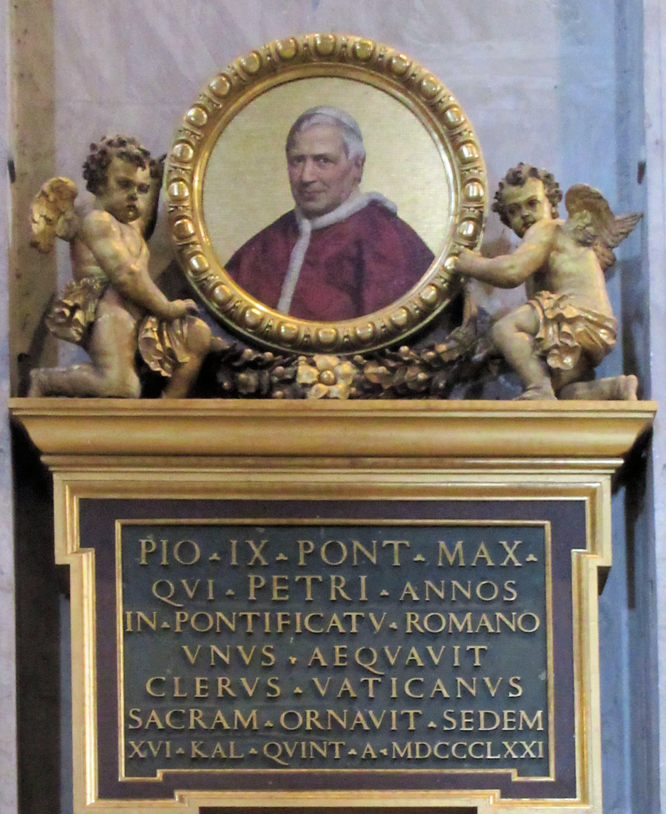 Gedenktafel zum 25-jährigen Amtsjubiläum - der überlieferten Amtszeit von Petrus -, angebracht über der Petrus-Statue im Petersdom in Rom. Pius regierte dann noch weitere sieben Jahre.