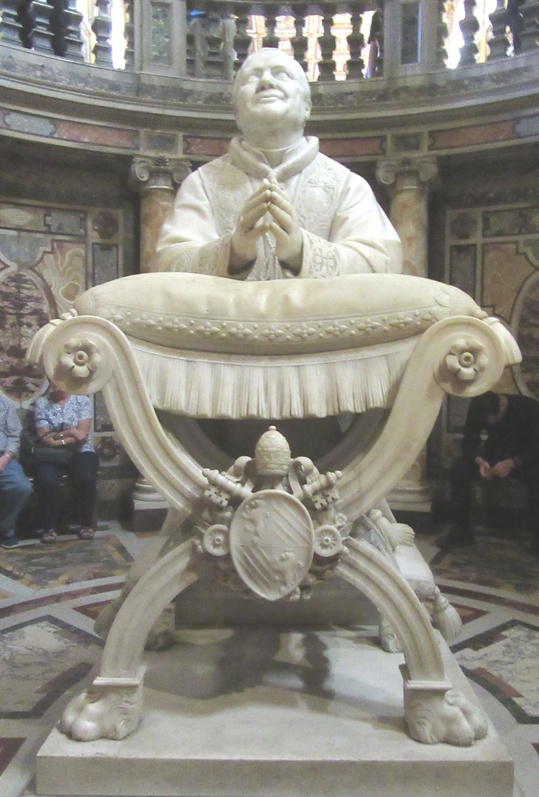 Virginio Vespignani: Statue vor dem Reliquiar mit Brettern der Krippe Jesu aus Betlehem, 19. Jahrhundert, in der Basilika Santa Maria Maggiore in Rom