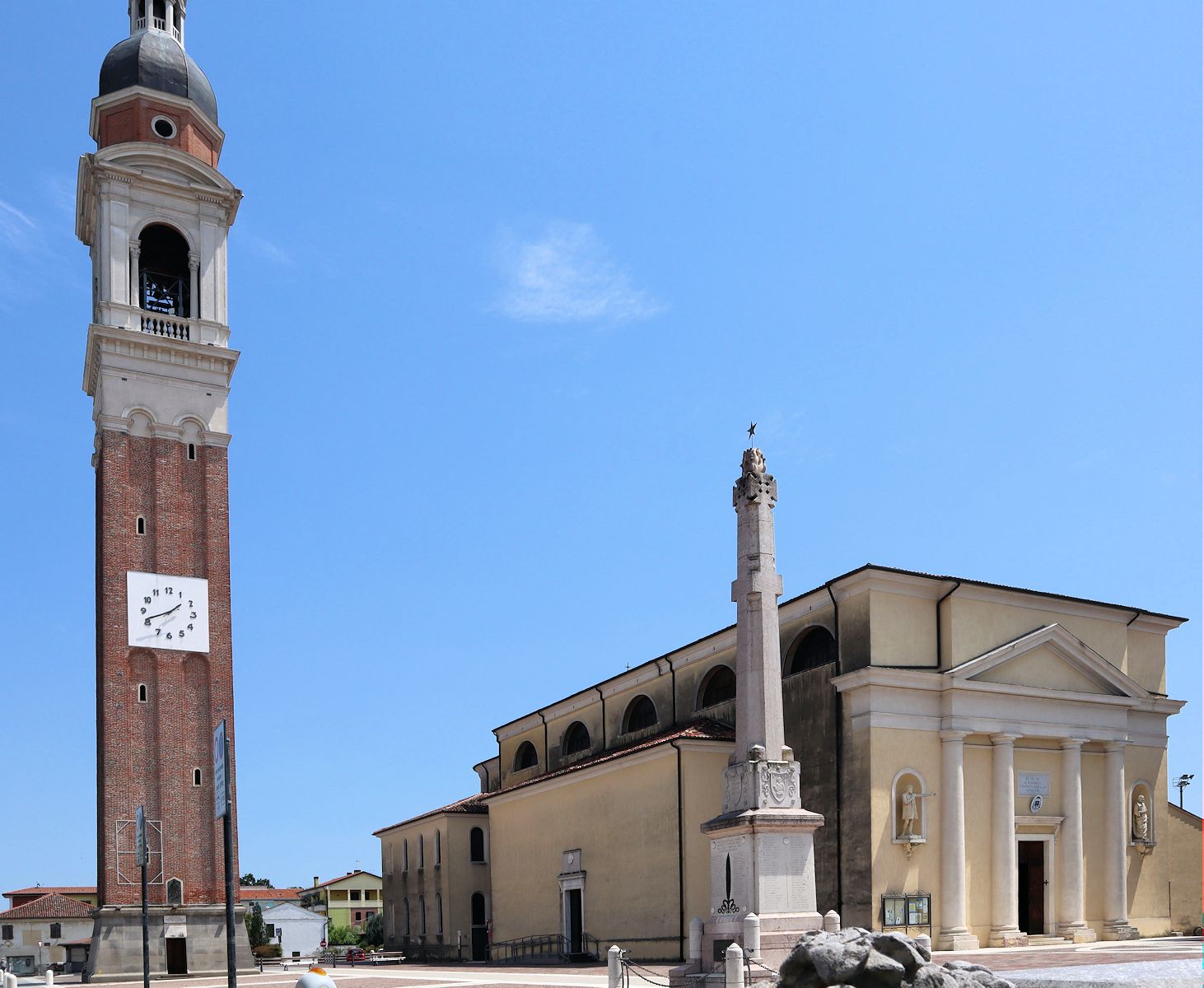 Die riesige Kirche in Salzano