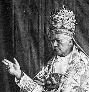 Pius X. mit der Tiara, der dreifachen Papstkrone, Foto von 1914