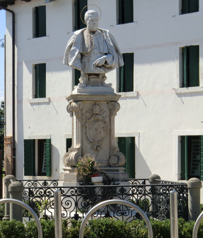 Giuseppe Giusti: Denkmal, 1905, gegenüber dem Geburtshaus in Riese Pio X, heute als Museum mit der Originaleinrichtung zu besichtigen