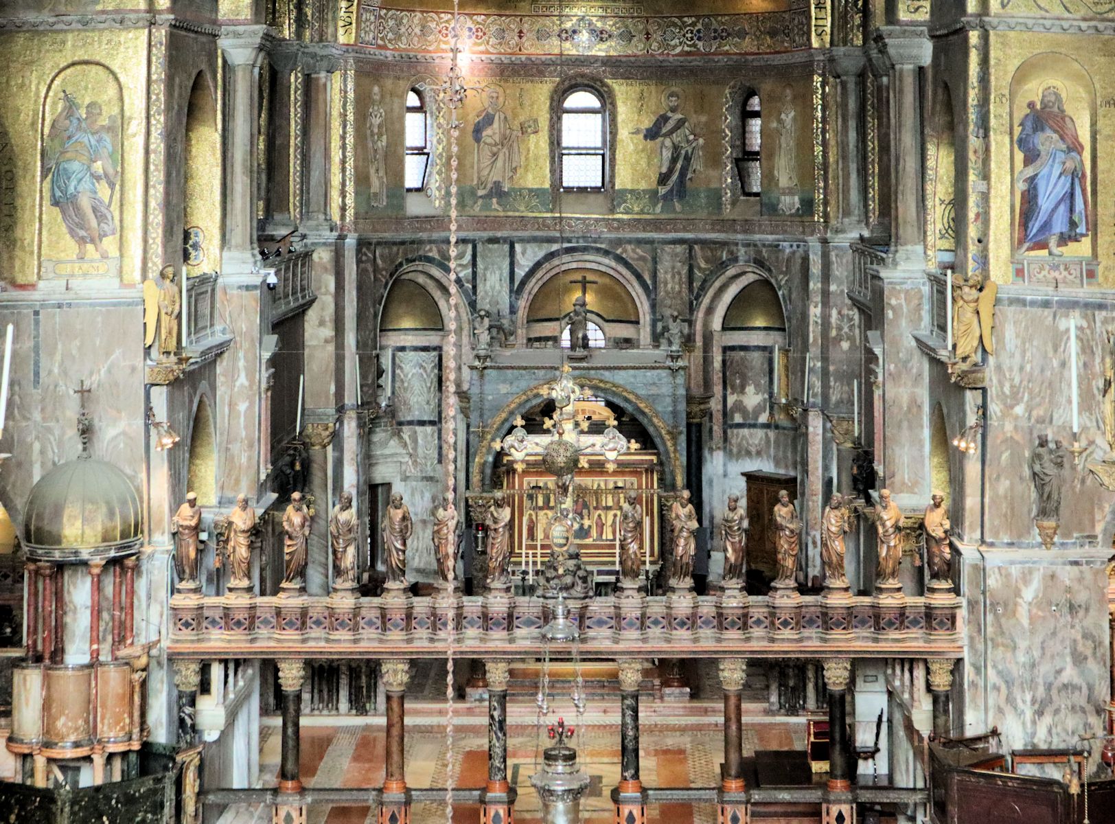 Blick auf Ikonostase und Chhorraum des Domes San Marco in Venedig