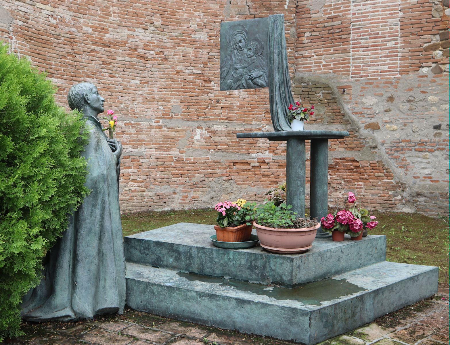 Gedenkstätte: Pius, das Marienbild anbetend, 1995, am Santuarium der Madonna di Casale in San Vito